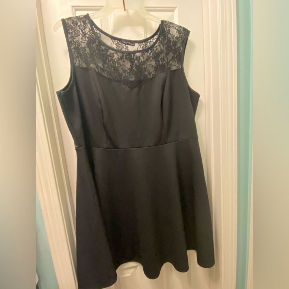 EUC Lace sweetheart bust line dress